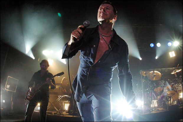 Charlie Burchill, Jim Kerr live on stage 2006. (c) Bob Thacker